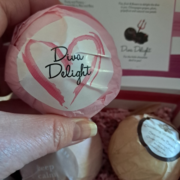 Mixed Large & XL Chocolate, Fruit, Floral Luscious Limited Edition Bath Bombs - Picture 14 of 16